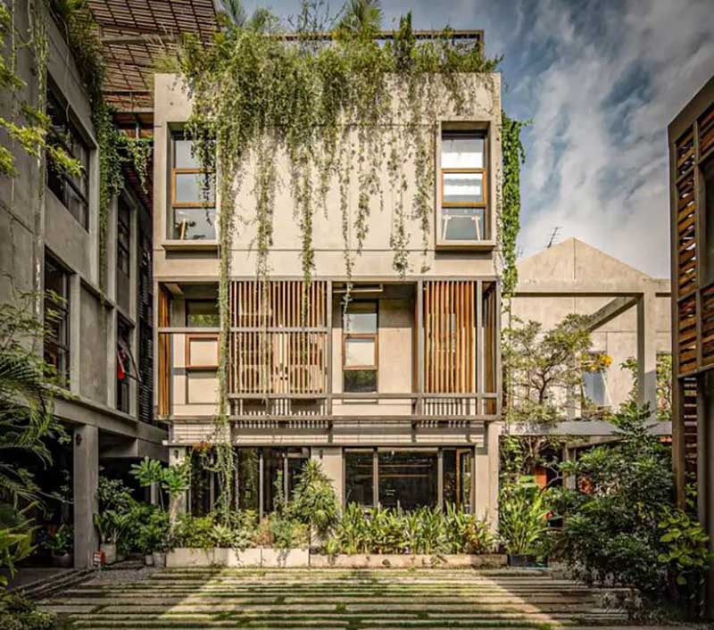 Cây xanh trong nội thất nhà phố phong cách indochine